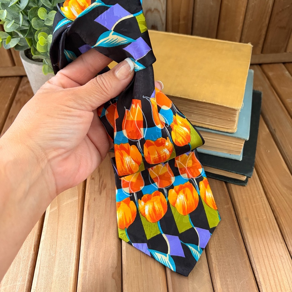 Pattinni 100% Silk Tie Bold Spring Floral Tulip Print Multicolor Italian Necktie - Picture 2 of 7